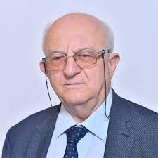 Foto del professor Elio Brogonovi con gli occhiali